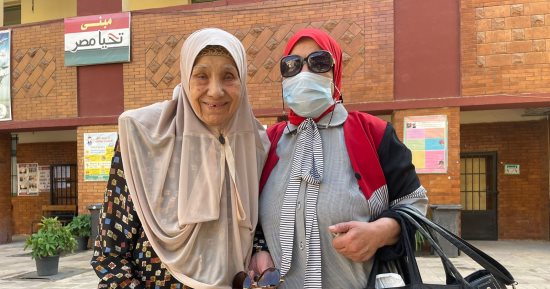 عزيمة لا تلين حتى بعد الـ90.. سيدة عجوز توجه رسالة خاصة خلال تصويتها بلجان الدقى