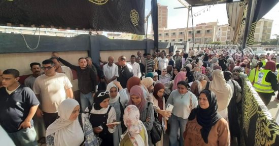 مصر تنتخب.. إقبال كثيف على لجان دوائر محافظة الجيزة ثان أيام انتخابات مجلس النواب.. النساء والشباب يتصدرون المشهد.. أجواء احتفالية والتنظيم رائع.. المواطن فى حماية الأمن مع تدفق الناخبين على لجان الاقتراع