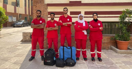 شباب الهلال الأحمر فى خدمة الناخبين.. إسعافات أولية وتأمين صحى داخل اللجان فى الجيزة