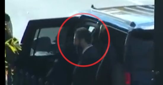 لحظة دخول أحمد الشرع من باب البيت الأبيض الخلفى بدون مراسم استقبال.. فيديو