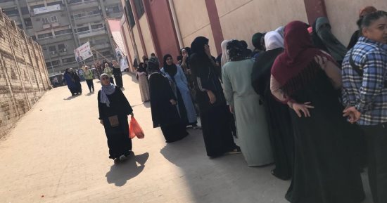 السيدات يزين صفوف الناخبين بدائرة الطالبية والعمرانية للتصويت فى انتخابات البرلمان