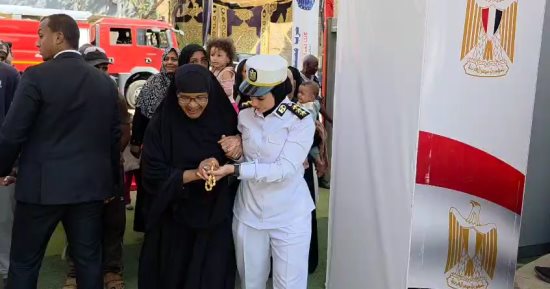 الشرطة النسائية تساعد الناخبات فى دخول لجان انتخابات أسوان..صور