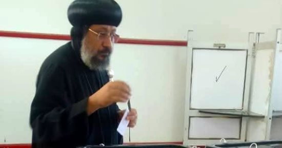 أسقف عام كنائس الوادى الجديد والواحات يدلى بصوته فى انتخابات النواب بالخارجة