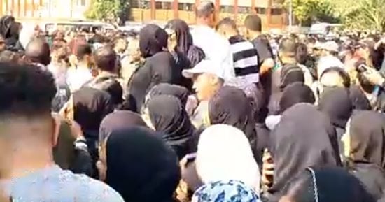 انهيار زوجة إسماعيل الليثي وتعرضها لحالة إغماء أثناء وداع جثمانه