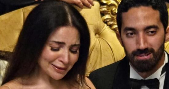 فى عز فرحتها مانسيتش مامتها.. مى عز الدين تمسك صورة والدتها فى حفل زفافها