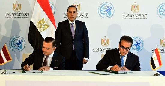 رئيس الوزراء يشهد مراسم توقيع مذكرة تفاهم فى الرعاية الصحية بين مصر ولاتفيا