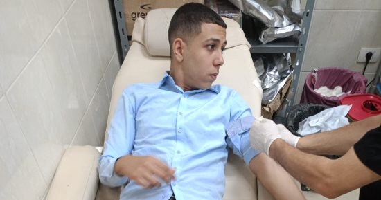 طلاب بجامعة كفر الشيخ يتبرعون بالتبرع بالدم دعمًا للمستشفى الجامعى