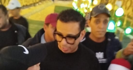 محمود الليثى أول الحاضرين فى عزاء إسماعيل الليثى بإمبابة