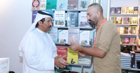 محمد البريكى خلال توقيع ديوانه رغيف ساخن للبحر: تجربة تتأمل الذات