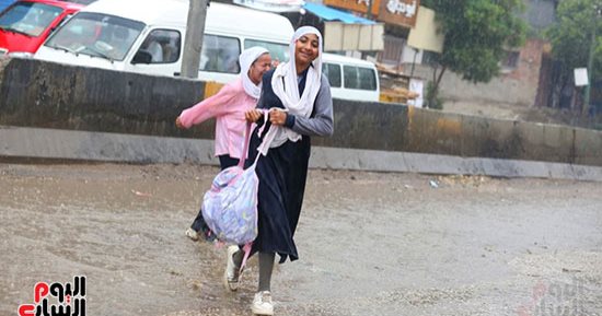 الشتا يدق الببان.. تساقط مفاجئ للأمطار على مدن جنوب الجيزة