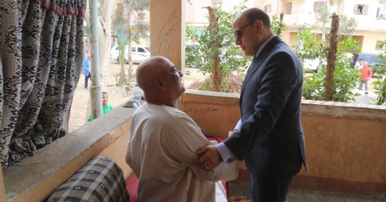 محافظ كفر الشيخ يستجيب لمواطن ويزور والده المريض فى منزله
