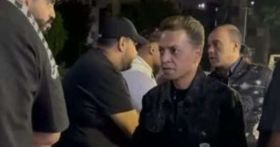مش هننساك.. أسرة إسماعيل الليثى تعلق صورته مع ابنه ضاضا أمام سرادق العزاء