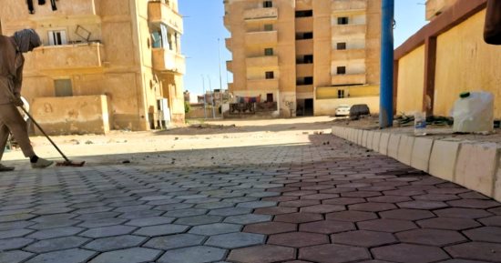 نهضة تنموية تحدث وجه مرسى مطروح.. رصف ورفع كفاءة شوارع أحياء المدينة.. مد شبكات المرافق قبل الرصف.. تركيب بلاط إنترلوك بالشوارع الضيقة وحول عمارات حى الزهور.. إنارة مدخل المدينة وطريق عجيبة بعد التطوير.. صور