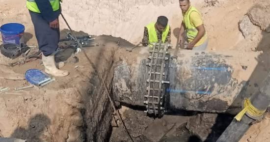 رئيس مياه الجيزة يشرف على إصلاح كسر خط الحمأة قطر 800 مم بالشيخ زايد