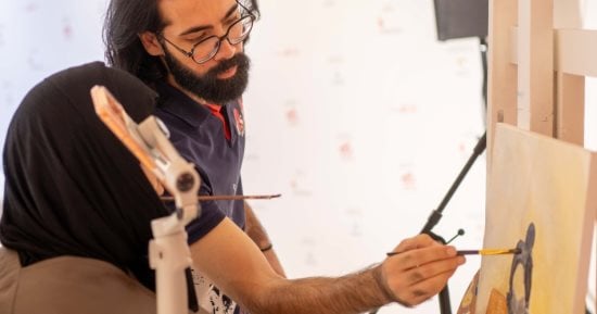 من أجل أهمية القراءة.. فنانتان من أصحاب الهمم يرسمان بريشة الإرادة