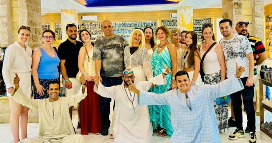 فن الصعايدة يتألق في غرب الأقصر.. التحف والألباستر تجذب المئات من السياح