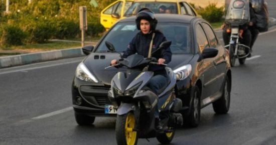 الإيرانيات يكسرن الحواجز بقيادة الدراجات النارية.. فيديو