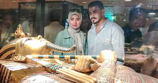 صورة اليوم.. لقاء فى حضرة تابوت الملك الشاب توت عنخ آمون بالمتحف الكبير