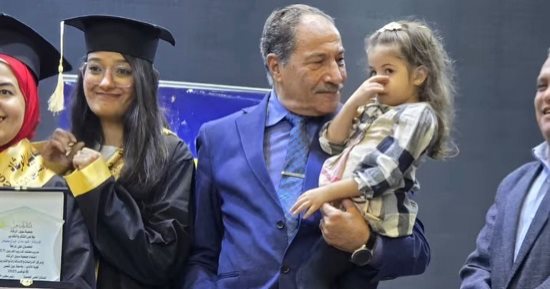 أعطى درسا فى المودة والرحمة.. دكتور جامعى يحمل ابنة طالبة أثناء حفل تخرجها