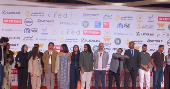 بالقمع.. أبطال فيلم "قمع" يلتقطون الصور على ريد كاربت مهرجان القاهرة