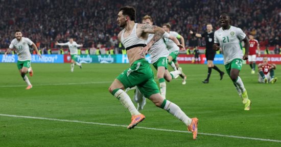 أيرلندا تخطف بطاقة الملحق الأوروبى لكأس العالم بفوز مجنون على المجر