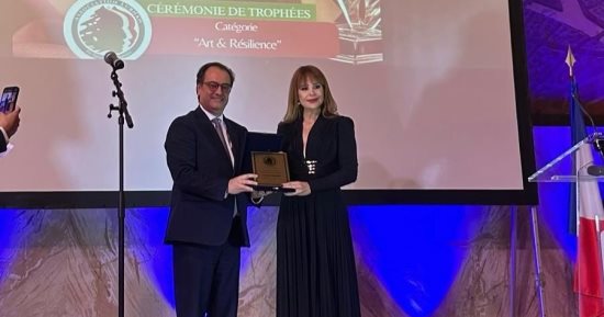 كارول سماحة تحتفل بحصولها على جائزة الفن والصمود فى باريس