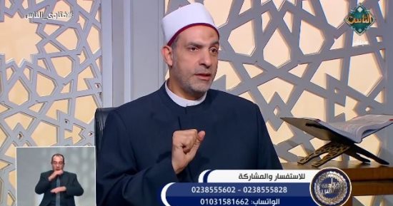 هل التبسّم في الصلاة يبطلها؟ أمين الفتوى يجيب