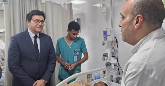 وزير الثقافة يزور طلاب أسوان المصابين فى حادث طريق إسنا.. صور