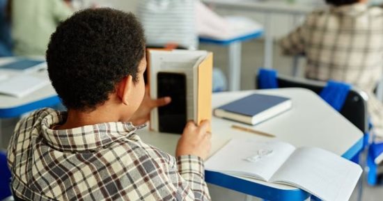أب يستدعي الشرطة اعتراضا على قرار منع استخدام الهواتف المحمولة بالمدرسة
