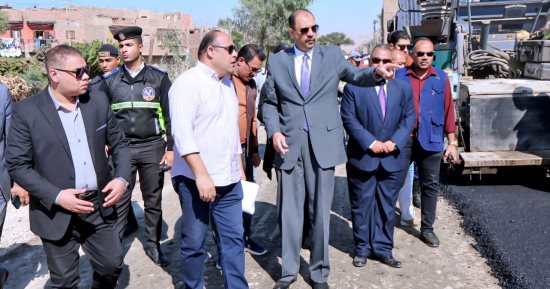 حياة كريمة: محافظ سوهاج يتفقد أعمال رصف طريق بناويط جهينة بطول 9 كيلومترات