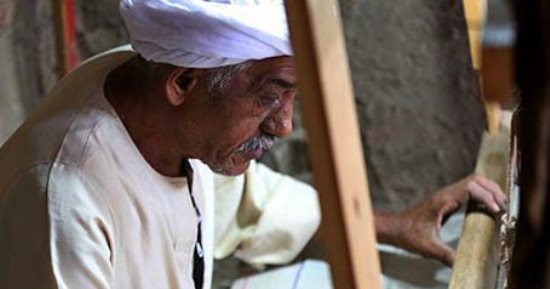 واجهة قنا فى معارض التراث.. عم أحمد سليمان 52 عاما فى اتقان النول الفرعونى