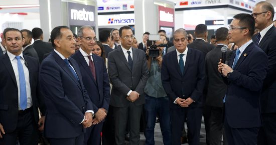 رئيس الوزراء يتفقد جناح هواوي بمعرض Cairo ICT 
