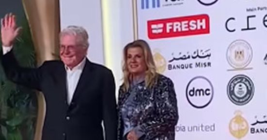 حسين فهمي وزوجته من عرض فيلم "المهاجر" بمهرجان القاهرة.. فيديو