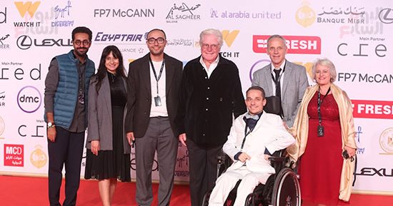 حسين فهمى يلتقط صورا مع أحد صناع الأفلام القصيرة من ذوى الهمم بمهرجان القاهرة