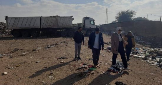 رئيس قويسنا تتابع نقل مخلفات محطة المناولة الوسيطة بالمدينة 