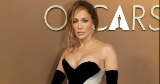 جينيفر لوبيز تخطف الأنظار فى حفل Governors Awards بإطلالة راقية.. صور