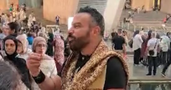 محمد خميس يبهر زوار المتحف المصرى الكبير بشرح تاريخ رمسيس الثانى.. فيديو 