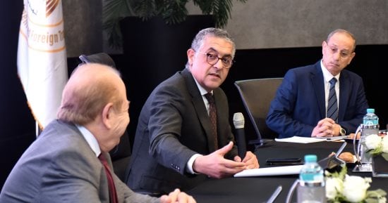 الهيئة العامة للاستثمار تبحث آليات دعم بيئة الأعمال مع مستثمرى العاشر من رمضان 