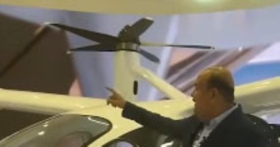 الكشف عن أول طائرة عمودية كهربائية في معرض دبي للطيران.. فيديو