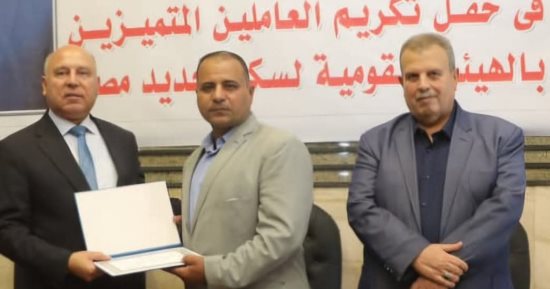 وزير النقل يكرم خفير مزلقان صبيح فى الشرقية لإنقاذه حياة مسن