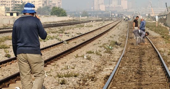 فرق الصيانة بالسكة الحديد تجرى أعمال الصيانة على القضبان بشبرا الخيمة 