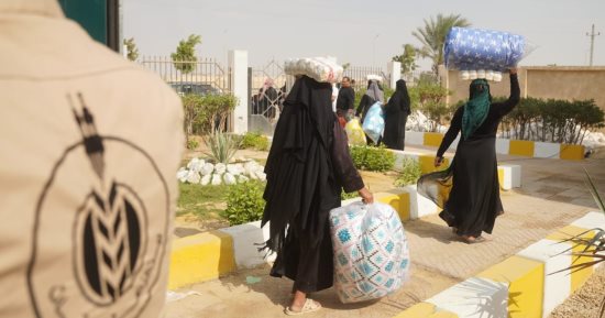 "بيت الزكاة والصدقات" ينتهى من توزيع عشرات الآلاف البطاطين بمحافظات مدن القناة