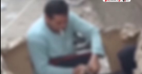 ضربها وربطها فى تروسيكل والسبب مجهول.. فيديو لطفلة قلب السوشيال ميديا