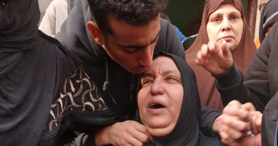 انهيار والدة وخطيبة صاحب ملجأ حيوانات ضحية صديقه أثناء جنازته.. صور