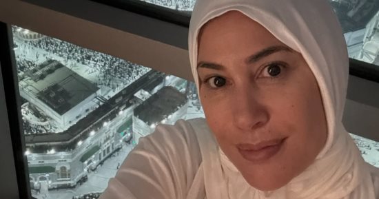 هند صبري تؤدي مناسبك العمرة في ليلة عيد ميلادها 