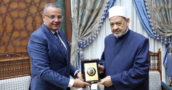 محافظ جنوب سيناء وشيخ الأزهر يبحثان دور بيت الزكاة والصدقات