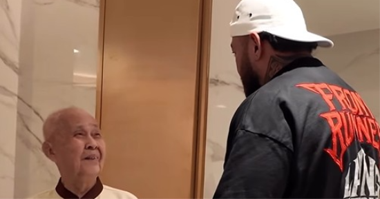عجوز بس نينجا.. سنغافورى 91 سنة يلهم الملايين بعمله 12 ساعة يوميا "فيديو"