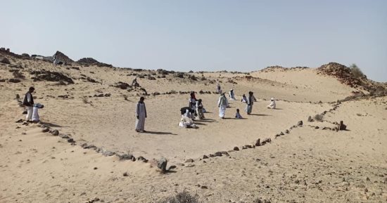 كيف يصلى رعاة الإبل والأغنام والمنقبين عن الذهب فى الصحراء الشرقية؟.. حددوا أماكن وسموها مساجد الخلا.. حسبوا قبلتها بالنجوم ومعرفة اتجاه القبلة.. وأصبحت من بعد علامات روحانية فى قلب الأودية الجبلية.. صور