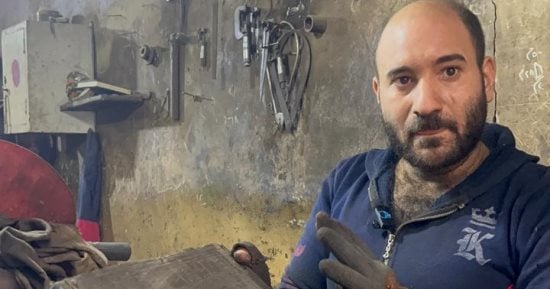 على مخرطة عمرها 50 عاما بدكرنس.. محمود يواصل مسيرة والده فى خراطة المعادن