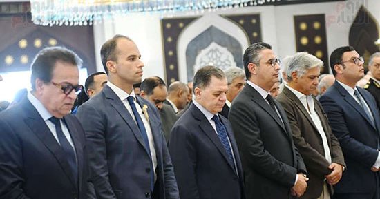 وزراء وكبار رجال الدولة فى جنازة والدة وزير التموين